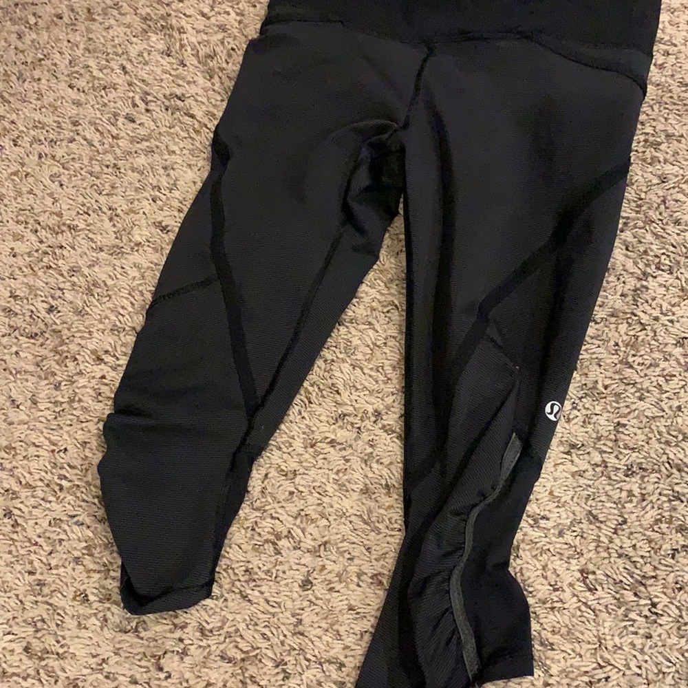 Lululemon size 6 black capris